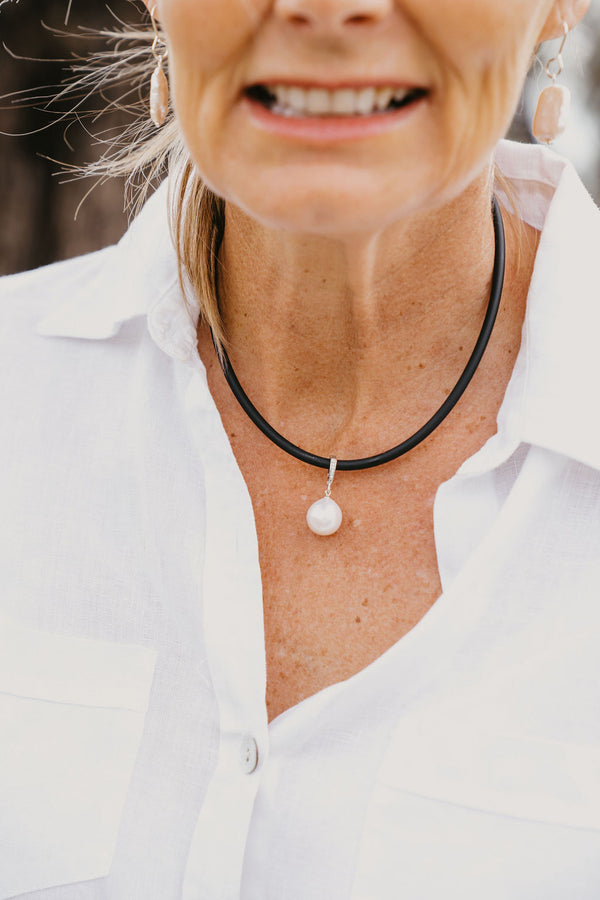 freshwater pearl pendant necklace on neoprene